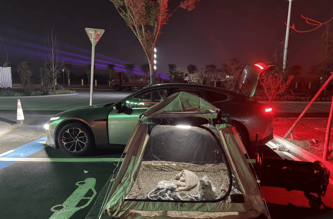 间年轻人旅行掀起“帐篷过夜”热潮冰球突破不住酒店住帐篷!国庆期(图2) 间年轻人旅行掀起“帐篷过夜”热潮冰球突破不住酒店住帐篷!国庆期(图2)